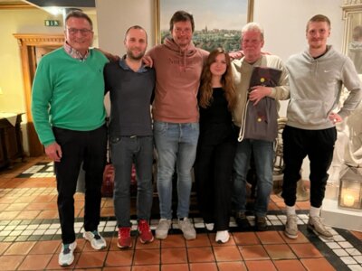 Abbildung 1: Vorstand und geehrte der Tennisabteilung Wittingen. v.l. Jürgen Schneemelcher, Christian Bölter, Timo Kiehm, Patricia Herdt, Jürgen König und Elias Wrobel (Eigentümer Tennishalle und Jugendtrainer)