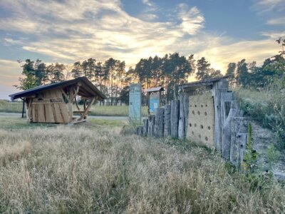 Bienenburg mit Rasthütte aus heimischen Mondholz in Rückersdorf (Niederlausitz)