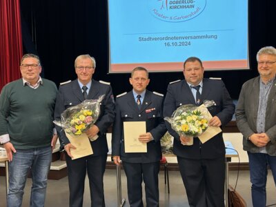 v.l.n.r. Sebastian Rudolph (Vors. SVV), Uwe Roland (2. stellv. Stadtbrandmeister), René Wunderlich (Stadtbrandmeister), Sven Esser (1. stellv. Stadtbrandmeister), Fred Richter (stellv. Bürgermeister)