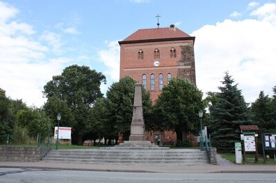 Vorschaubild Das Kaiser- und Kriegerdenkmal vor der Kirche