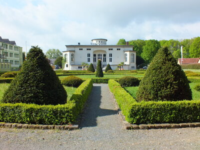 Vorschaubild größter barocker Buchsbaumgarten der Altmark mit dem Schloss von Goßler