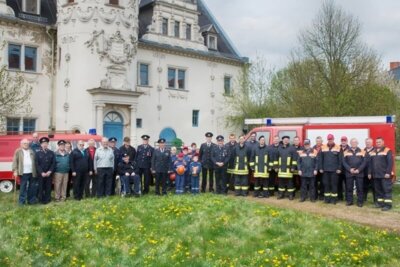 Die Freiwilligen, aus Vergangenheit und Gegenwart, der Feuerwehr Tüngeda, hier 2015 anlässlich des Jubiläums vor dem Schloss, sind stets zur Stelle, wenn irgendwo tatkräftige Hilfe benötigt wird. (Foto: T. Metzner)