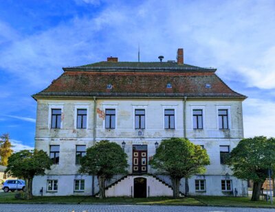 Das historische Rathaus in Sandau ist ein Fachwerkhaus mit doppeltem Mansarddach.