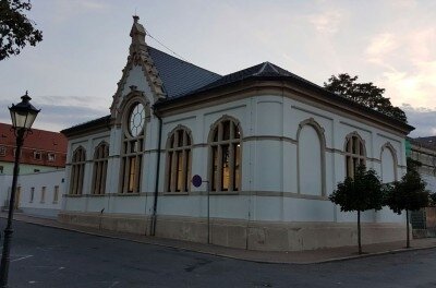 Turnhalle - Eingang gegenüber des Sportplatzes (bitte Klingel benutzen)