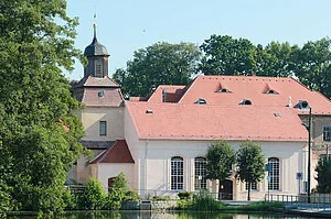 Direkt am Portal zum Rittergut &ndash; die Berbisdorfer Kirche