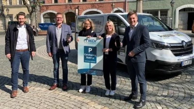 Foto von links nach rechts: Geschäftsleiter Daniel Wolf, mikar-Geschäftsführer Karl-Heinz Kaiser, Tanja Wittke vom Autohaus Wittke, Generationenbürgermeisterin Carolin Kammrer und Erster Bürgermeister Nicolas Lahovnik