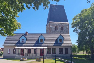 Foto: Sükower Landleben | Ortsansicht mit Dorfgemeinschaftshaus und Kirche.