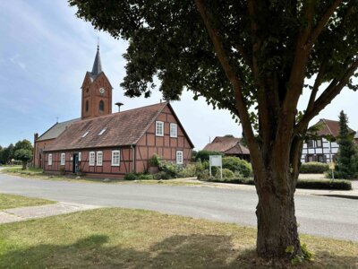 Alte Schule und Kirche in Bentwisch I Foto: Martin Ferch