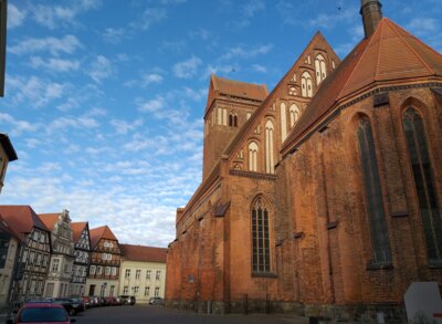 Foto: Rolandstadt Perleberg | eitlicher Blick auf die St. Jacobi-Kirche sowie Blick auf den Kirchplatz mit seinen prächtigen Fachwerkhäusern.