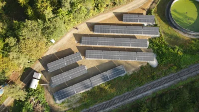 Kl&auml;ranlage mit PV Anlage von oben
