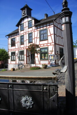Rährborn und Gemeindehaus 