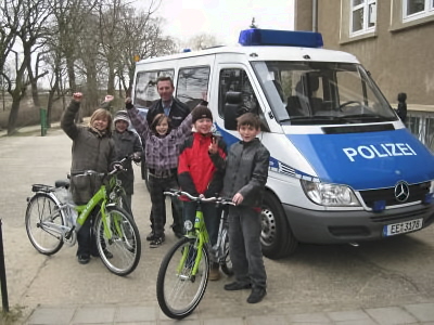 H u r r a   -   Unsere neuen Schulfahrräder sind da!!! (Bild vergr&ouml;&szlig;ern)