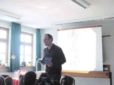 Foto zu Meldung: „Rettung für Kobinian, der Königsbaum“ - Autorenlesung in der Grundschule