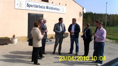 Zuwendungsbescheid für Reparaturen am Sportlerheim Walddrehna übergeben (Bild vergrößern)