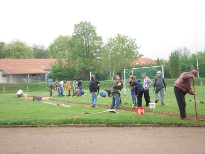 Arbeitseinsatz der 6. Klasse auf dem Sportplatz (Bild vergr&ouml;&szlig;ern)