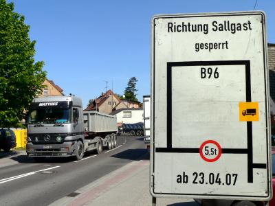 Sorgenvoller Blick ins Restloch Hörlitz: Die LKW kommen