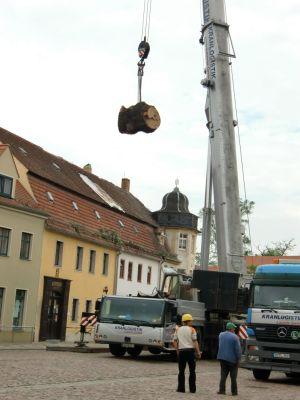 Nach dem Tornado: Aufräumarbeiten in Mühlberg (Bild vergr&ouml;&szlig;ern)
