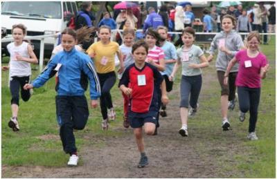 35 Mädchen und Jungen beim Schülerlauf  am Start (Bild vergrößern)