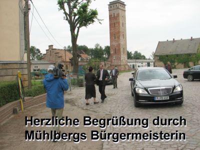 Ministerpräsident Platzeck informiert sich über Tornadoschäden in Mühlberg (Bild vergr&ouml;&szlig;ern)