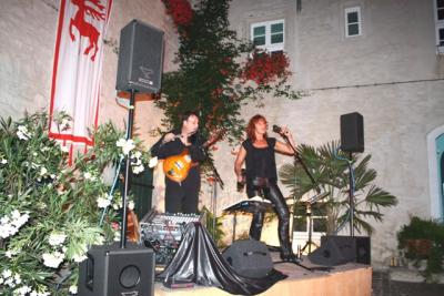 Besucher der Egelner Wasserburg von Capriccios Ostrock Klassikern begeistert (Bild vergrößern)
