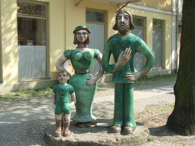 Foto zu Meldung: Keramikgruppe „Familie Grün“ erneut zerstört