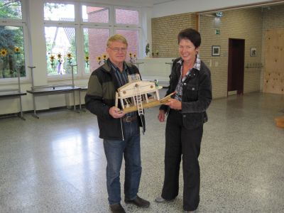 Foto zur Meldung: Prof. Dr. Nickel überreicht Frau Weidemann das Klettergartenmodell Foto zur Meldung: Prof. Dr. Nickel überreicht Frau Weidemann das Klettergartenmodell