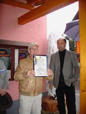 KUI Initiator Prof. Braem präsentiert die Auszeichnung des Museums durch Bettendorfs Bürgermeister Arnd Witzky (r)