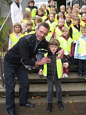 Schutzengel für Schulanfänger  -  Die neue Sicherheitsweste (Bild vergr&ouml;&szlig;ern)