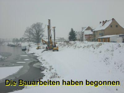 Die 1.Spundwand wird gebaut (Bild vergr&ouml;&szlig;ern)