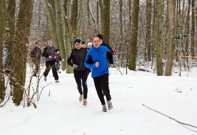 Foto zu Meldung: Sportlicher Jahresabschluss durch den tiefverschneiten Winterwald 