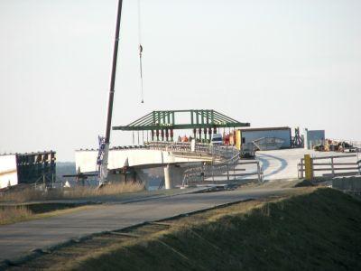 Was ist denn an der Brücke los?  (Bild vergr&ouml;&szlig;ern)