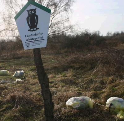 Beobachtet am Rande der B 245a - Müll im Naturschutzgebiet (Bild vergr&ouml;&szlig;ern)