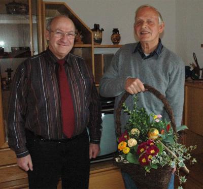 Noch einmal Blumen für Facharzt Hans-Werner Bille aus Völpke (Bild vergr&ouml;&szlig;ern)