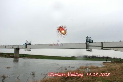 Brücke überspannt die Elbe (Bild vergr&ouml;&szlig;ern)