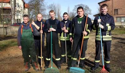 Völpker Feuerwehrleute lösen Versprechen ein (Bild vergr&ouml;&szlig;ern)
