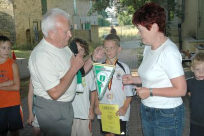 Mit Kampfrichtern und Helfern Sportfest der Grundschule unterstützt (Bild vergr&ouml;&szlig;ern)