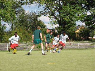 Foto zur Meldung: Asylbewerber-Mannschaft gewinnt Fußballturnier „Kicken fürs Klima" 