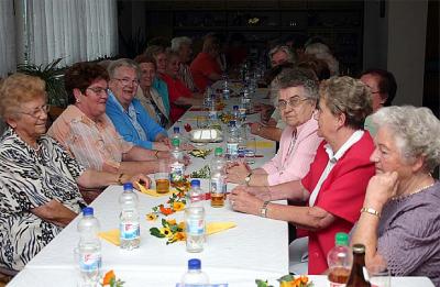 Großes Gemeinschaftsgrillen  bei der Völpker Volkssolidarität (Bild vergr&ouml;&szlig;ern)