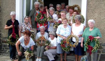Heimatfrauen basteln viele kleine Kunstwerke (Bild vergr&ouml;&szlig;ern)