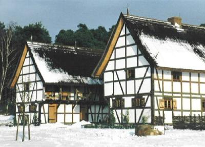 Federnreißen im alten Kuhstall auf dem Höllberghof (Bild vergrößern)