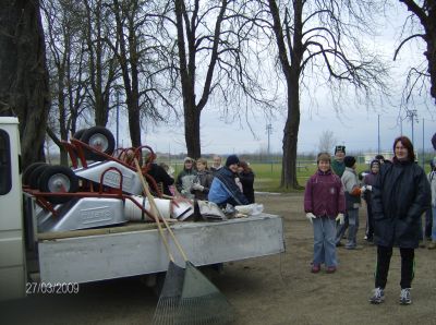 Verschönerung des Sportplatzes in Mühlberg - Sportplatzaktion unserer 5. Klasse (Bild vergr&ouml;&szlig;ern)