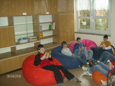 Neue Leseecke an unserer Grundschule (Bild vergr&ouml;&szlig;ern)