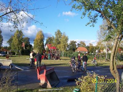 Vor 5 Jahren:   Spielplatz am Feuerwehrgerätehaus fertiggestellt (Bild vergrößern)