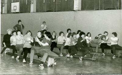 1984: Frauenriegen im gymnastischen Wettstreit (Bild vergr&ouml;&szlig;ern)