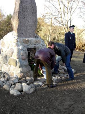Vor einem Jahr: "Kriegerdenkmal wurde wieder aufgestellt" (Bild vergrößern)
