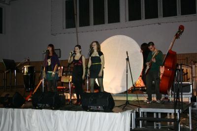 Foto zur Meldung: Schülerinnen und Schüler der Kantschule singen erstmalig auf der neuen Bühne Foto zur Meldung: Schülerinnen und Schüler der Kantschule singen erstmalig auf der neuen Bühne