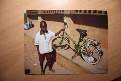 Ousman bedankt sich herzlich fürs Fahrrad (Bild vergr&ouml;&szlig;ern)