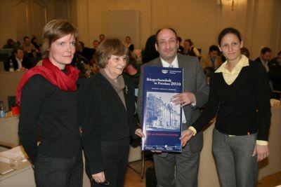 Foto zur Meldung: Bürgerhaushalt 2010: „TOP 20 - Liste der Bürgerinnen und Bürger" übergeben