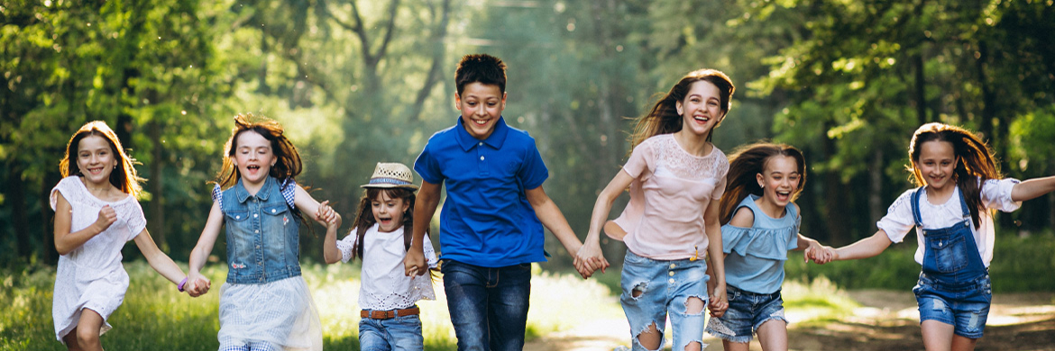 gruppe-kinder-rennt
