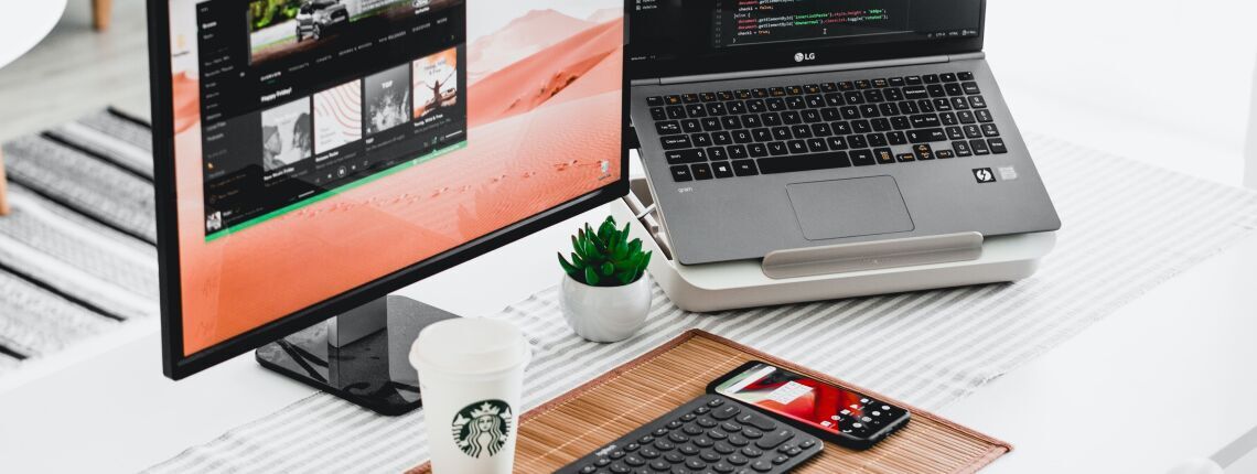 Foto von Alexandru Acea auf Unsplash (HomeOffice)